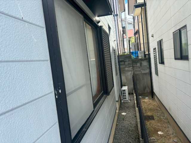 住宅側面の通路外壁
